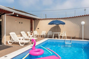 Casa Linda e Espaçosa com 2 Piscinas - Adulto e Infantil, Opção da Piscina Adulto Aquecida Cobrado à Parte, Quartos Frente as Piscinas, Área Gourmet Completa com Churrasqueira, Forno e Fogão a Lenha e